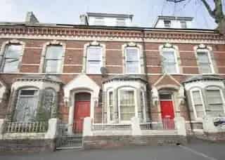 2 Bed Top Floor Apartment Near Queen's University Belfast