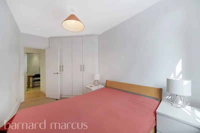 Stirling Court Apartment: West End Charm and Modern Living
