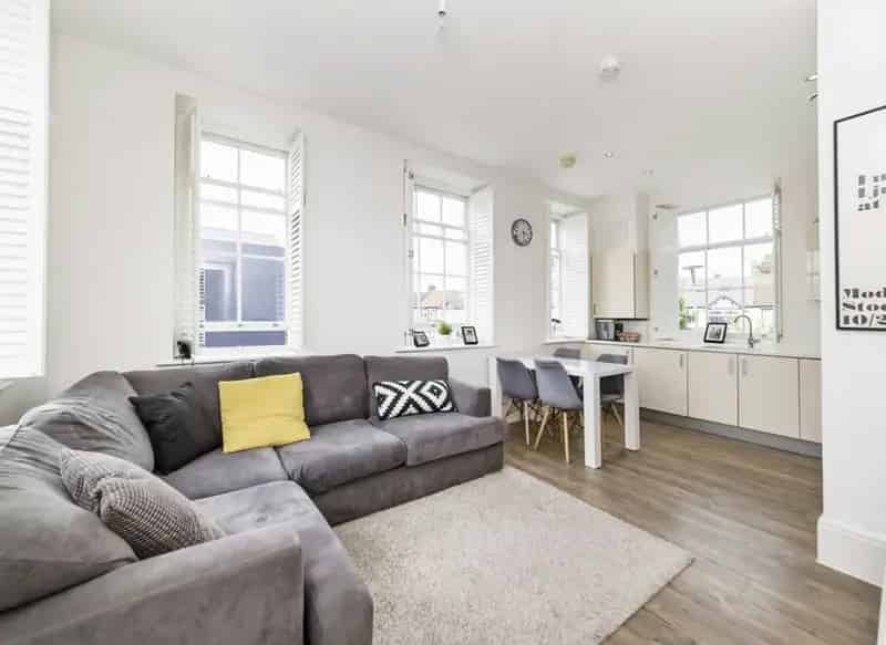 2 Bedroom Flat Refurbished High Standard Off Street Parking