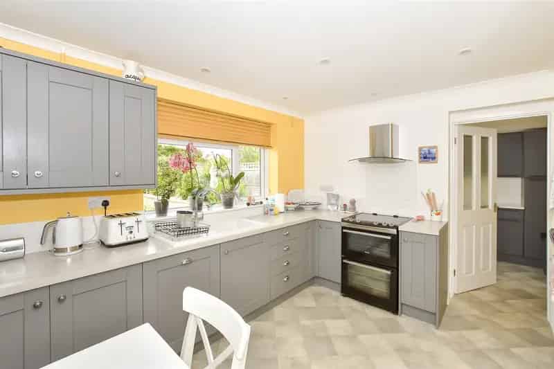 3 Bedroom Detached House for Sale in Hitherwood Estate