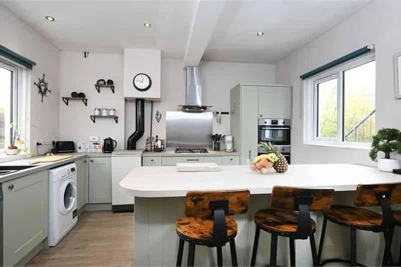 4 Bed End Terrace House Family Home Private Garden