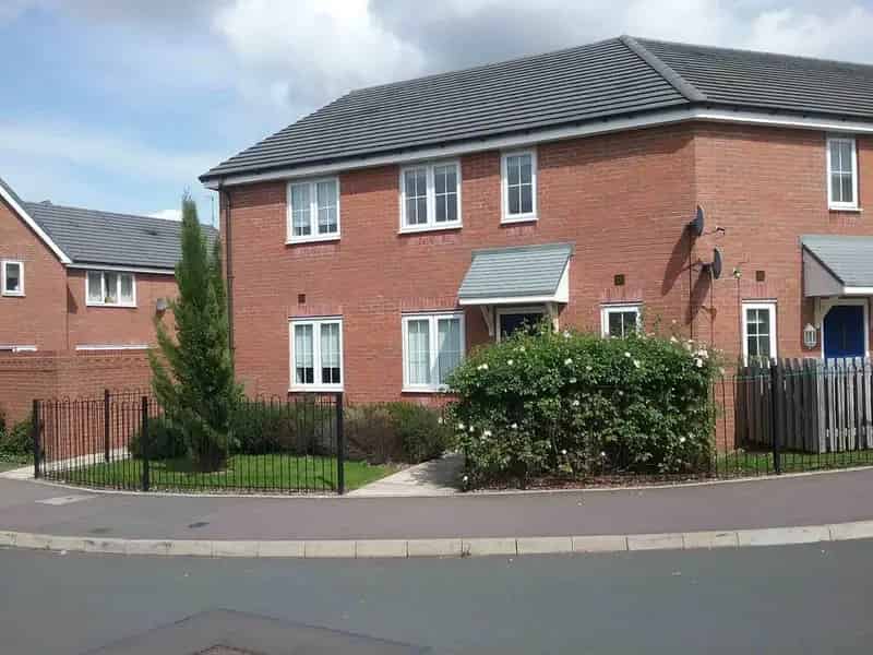 2 Bedroom House to Rent Near Ricoh Area