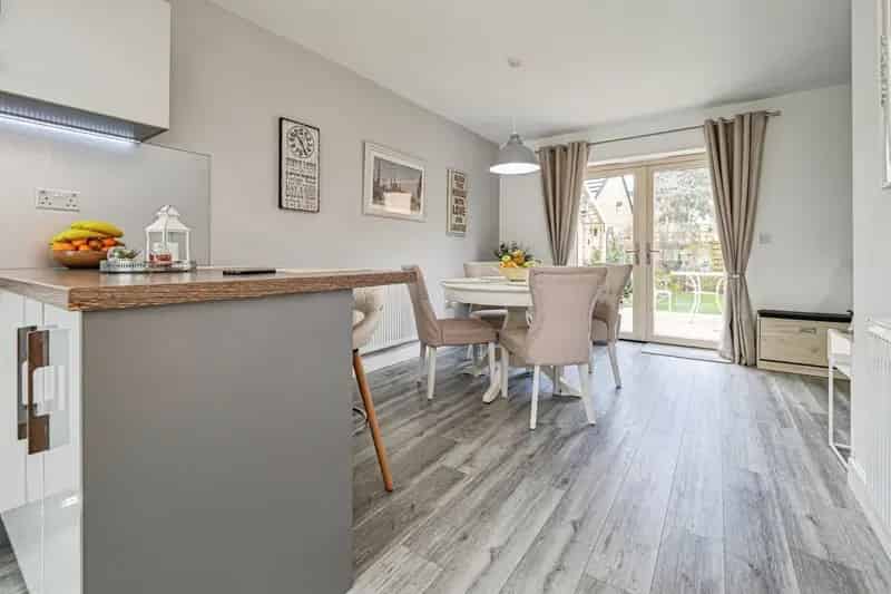 4 Bedroom Family Home with Modern Kitchen and Conservatory