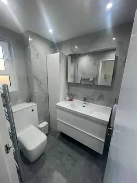 Spacious 3-Bedroom Flat Parsons Green Modern Kitchen and Bathroom