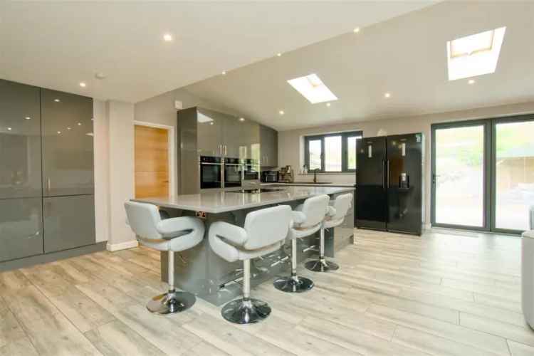 4 Bedroom Detached House For Sale in Wigginton