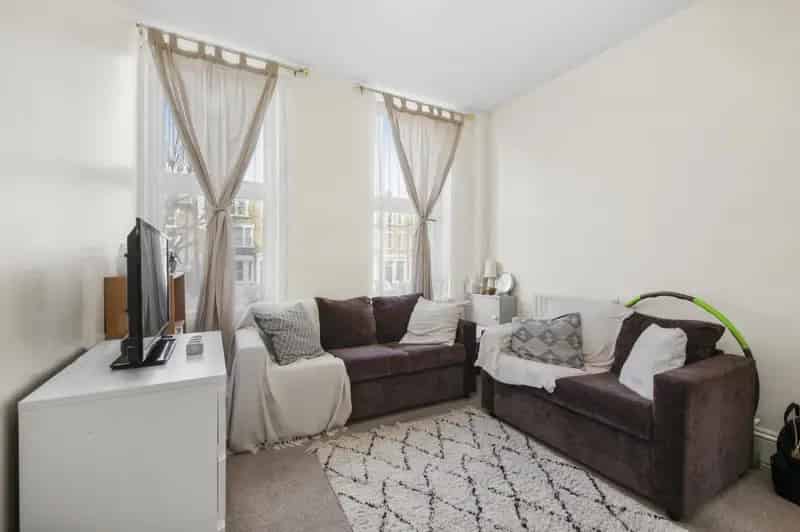 1 Bedroom Flat Near West Ealing and Ealing Broadway Stations
