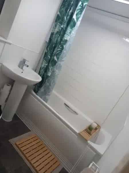 2 Bed Flat Near Amenities and Transport Links
