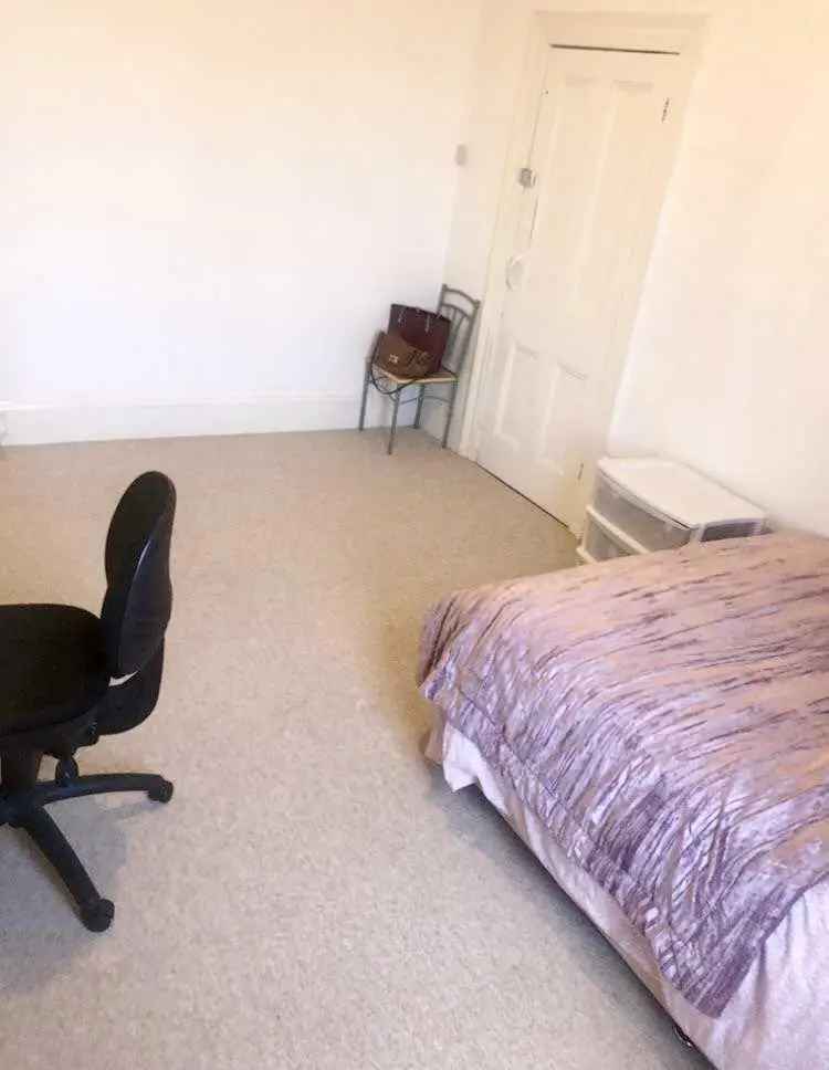 Spacious Double Room in 4-Bedroom House - Brighton
