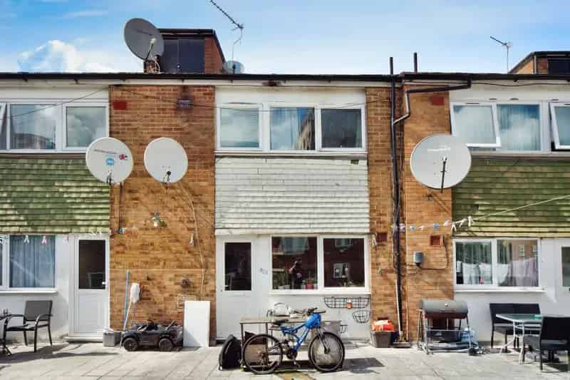 Spacious 2 Double Bedroom Maisonette Walthamstow - Ideal First Time Buy or Investment