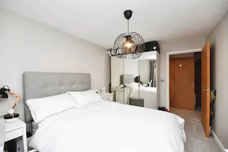 One Bedroom Apartment near Brentwood Station - Zero Deposit Available