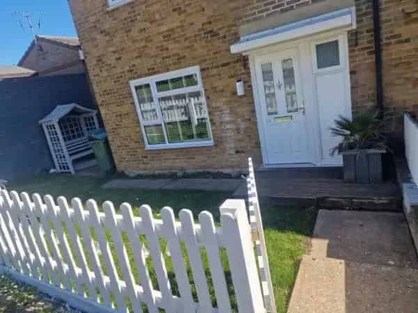 3 Bed End Terrace House Large Gardens