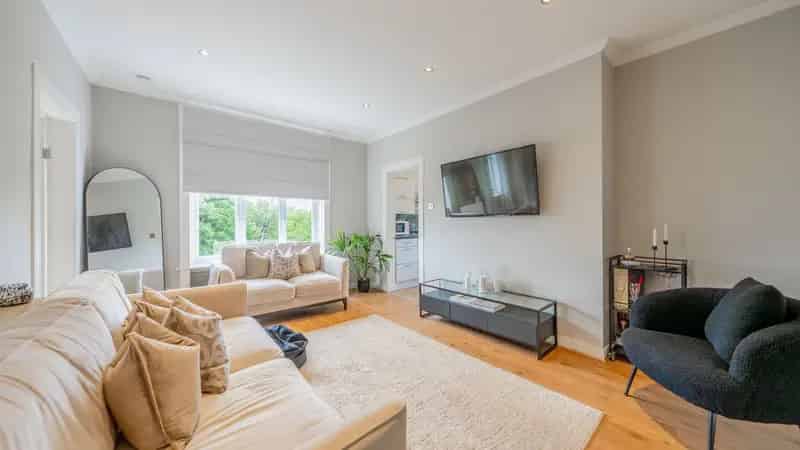 3-Bedroom Apartment Glasgow Southside - Modern Kitchen & Private Space