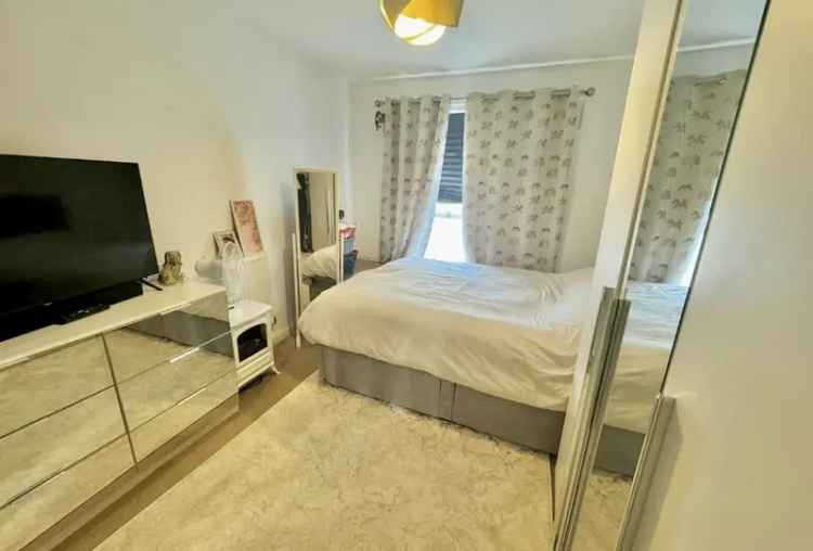 Modern 2 Bed Apartment with Parking Near Amenities
