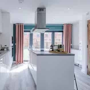 7-Room 320m² Manchester House - 5-Bedroom Townhouse Near City Centre