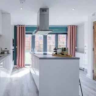7-Room 320m² Manchester House - 5-Bedroom Townhouse Near City Centre