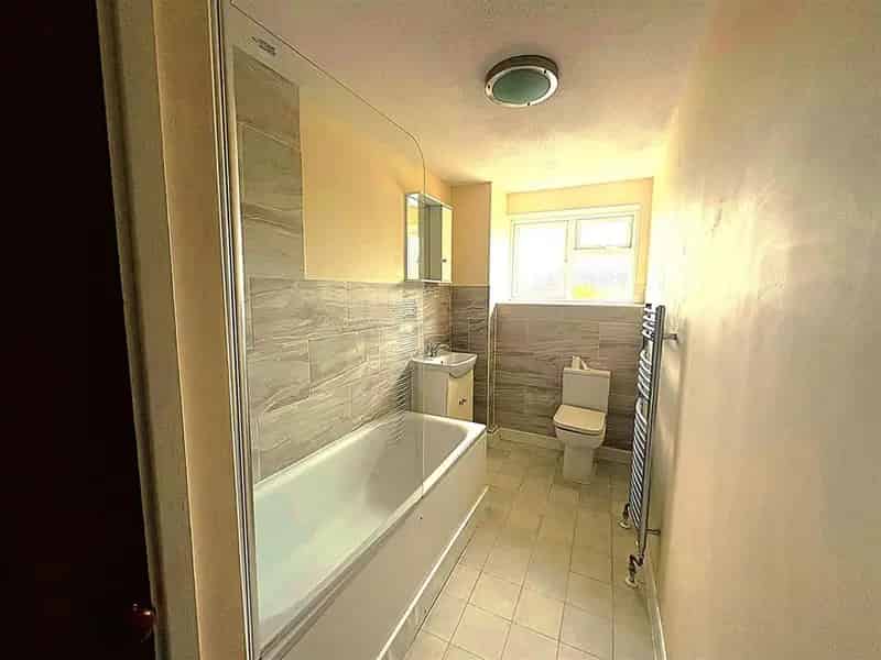 2 Bedroom Flat for Sale in Farnborough