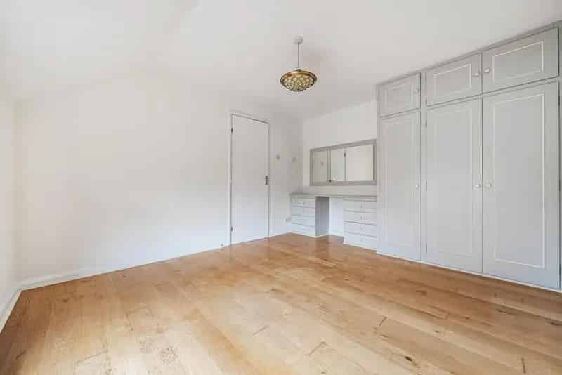 One Bedroom Semi-Detached House Near Rotherhithe Station