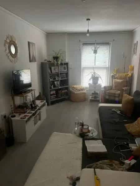 Ground Floor One Bedroom Flat Near Shops and High Street