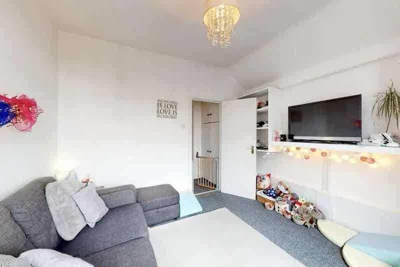 2 Bed Flat for Sale Childs Hill Top Floor Apartment