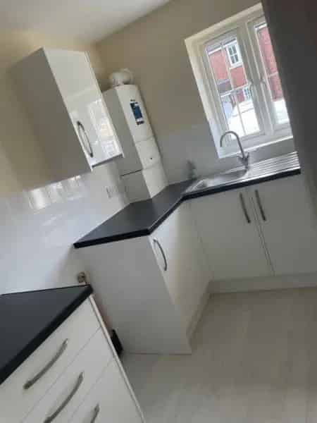 2 Bedroom House Near Shops and Train Station