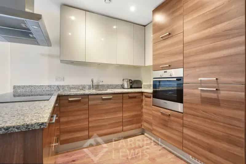2 Bedroom Apartment House to Rent in London