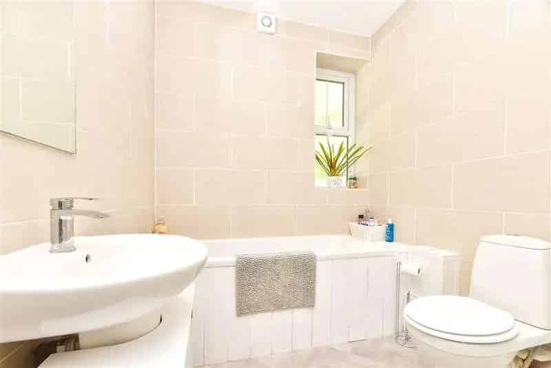 2 Bed Flat for Sale  Share of Freehold Modern Bathroom Allocated Parking