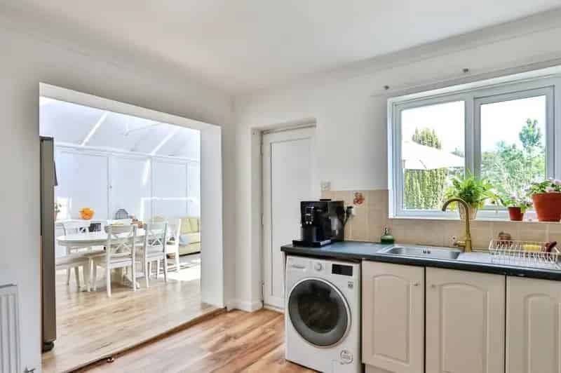 Spacious 2-Bed Detached Bungalow with Large Garden and Office