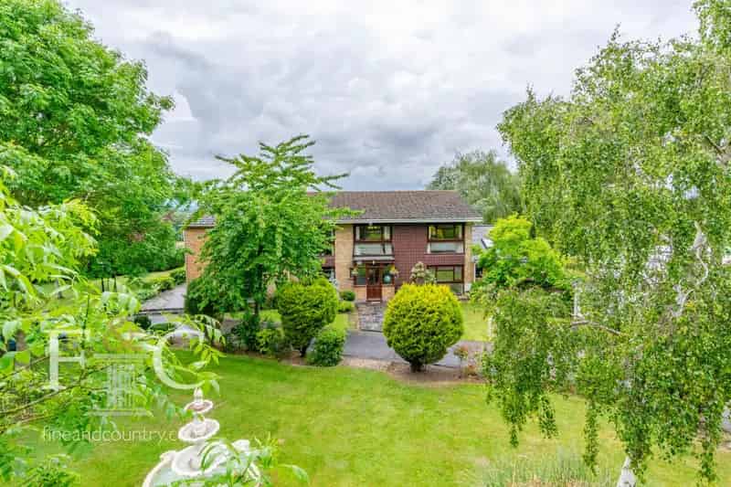 7 Bedroom Detached House with Indoor Pool and 2.48 Acres