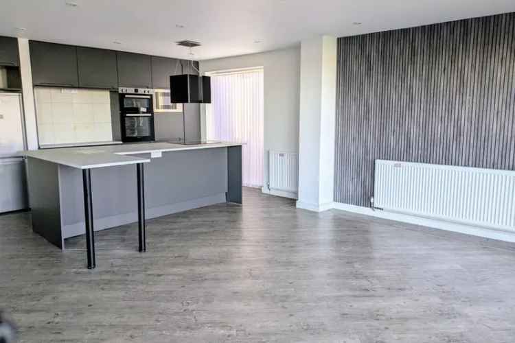 Refurbished 4-Bed Home No Onward Chain New Kitchen Garden Parking