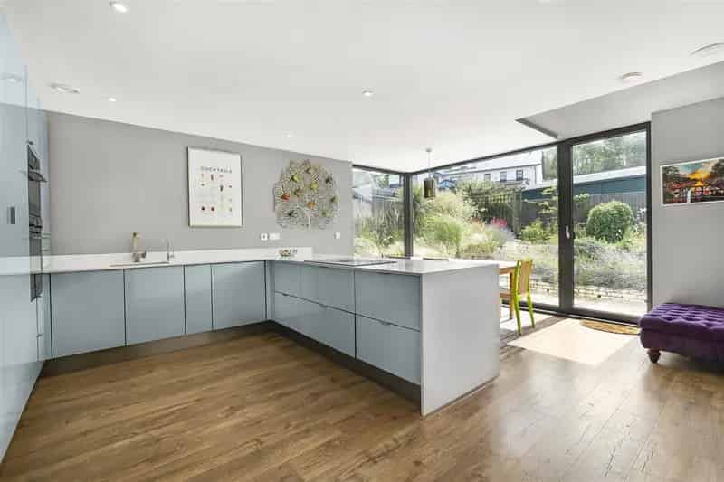4/5 Bedroom Detached House with Rooftop Terrace