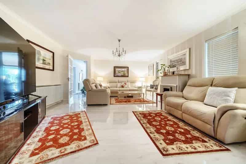 Spacious Detached Bungalow near Crews Hill Station