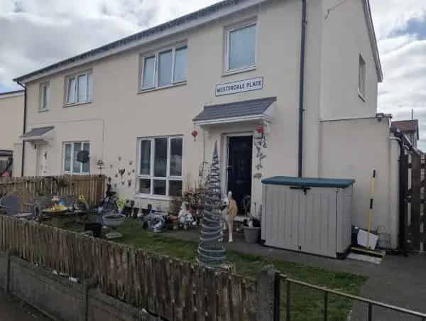 3 Bedroom End Terrace House with Gardens