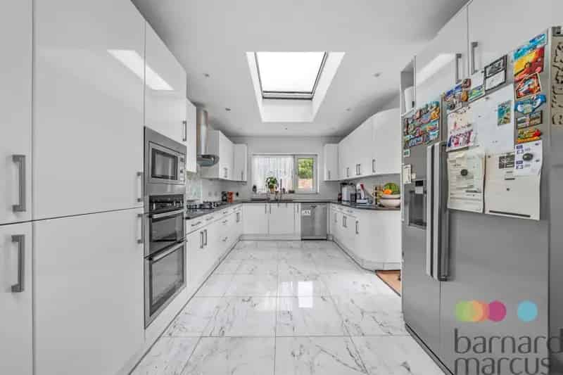 8 Bedroom Family Home with Large Garden and Potential for Two Separate Dwellings