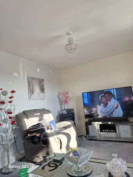 Third Floor Flat Near Supermarkets and Bus Service