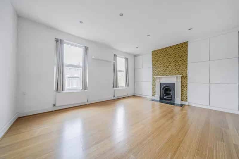 Spacious 2-Bedroom Flat with Private Garden in SE22