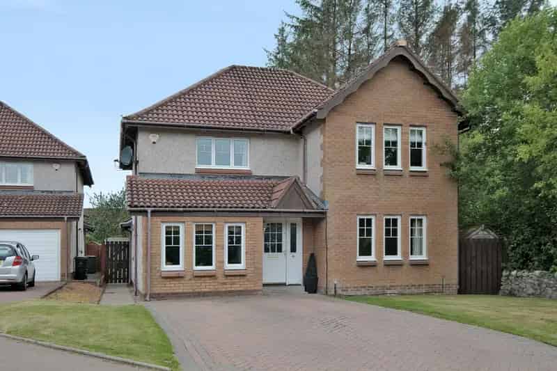 Spacious 4-Bedroom Home in Kingswells with Large Garden