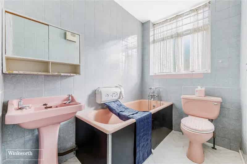 2 Bedroom Apartment Grove Park London 780 sq ft Garage No Onward Chain