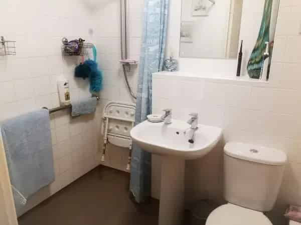 1 Bedroom Flat with Wet Room and Communal Laundrette