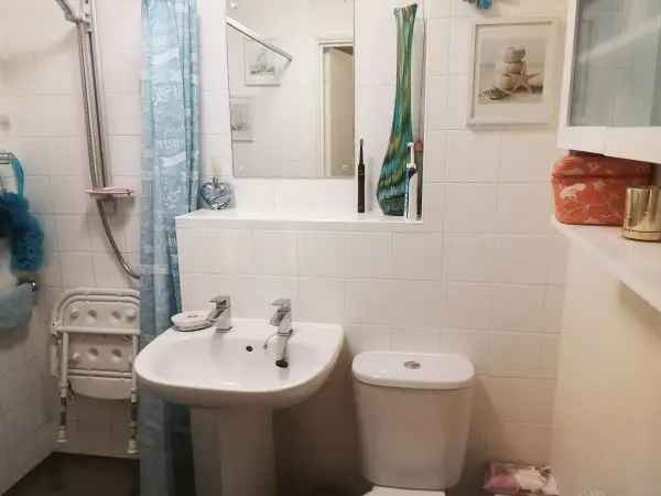 Flat For Rent in Borough of Spelthorne, England