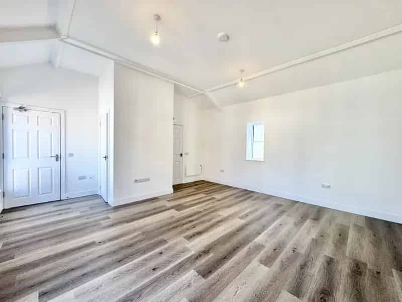 Spacious 1-Bedroom Town Centre Apartment - Zero Deposit Guarantee
