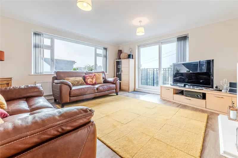 Spacious 4-5 Bedroom Detached House in Horsforth