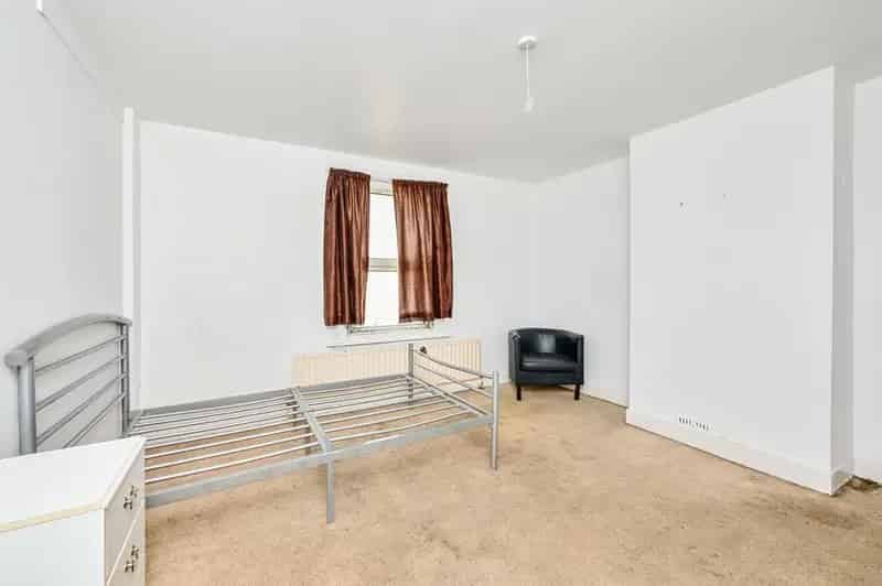 4 Bedroom House For Sale - Full Refurbishment Needed