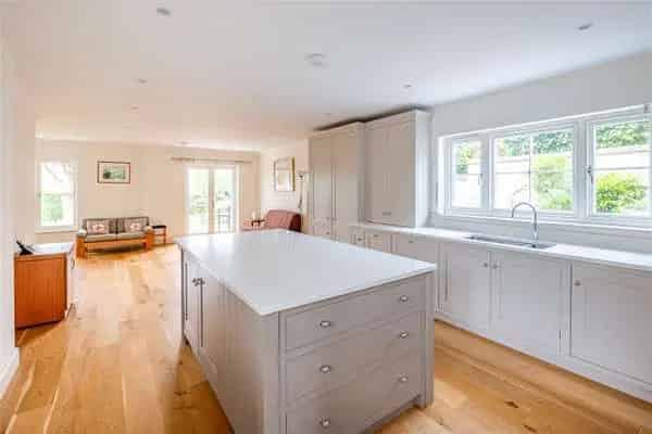 Four Bedroom House with Large Garden and Double Garage