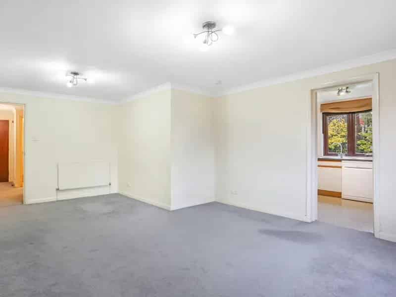 Spacious First Floor Flat with Garage and Residents Parking