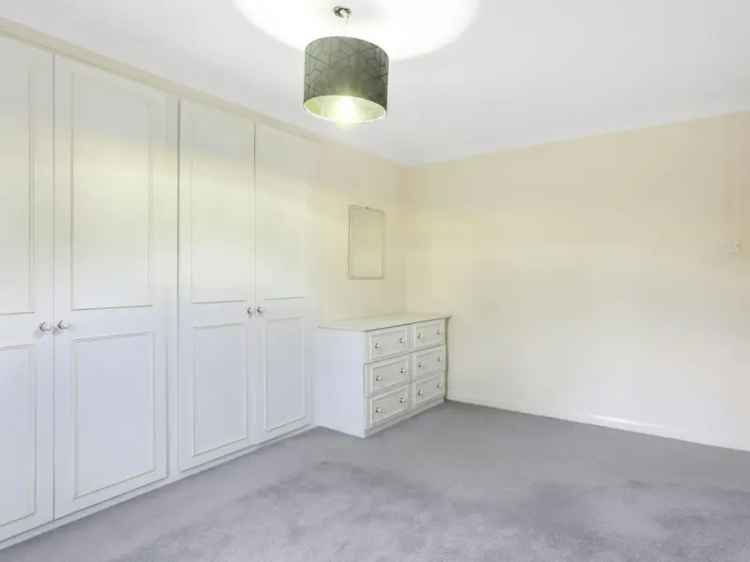 Flat For Sale in Guildford, England