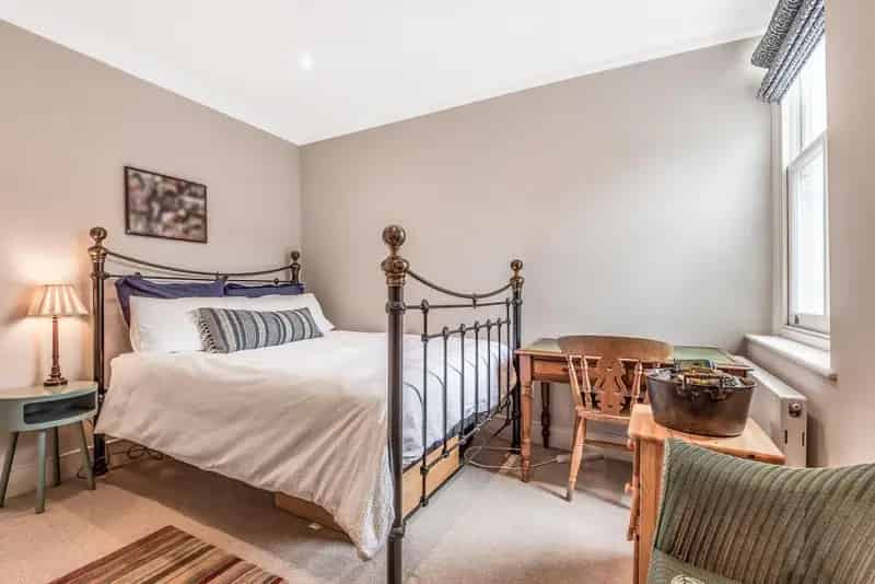 Spacious 3-Bedroom Flat with Roof Terrace