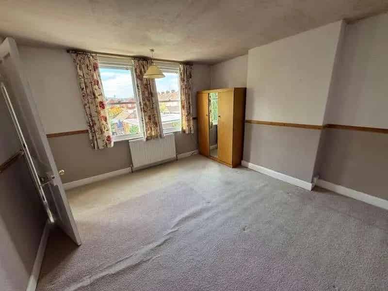 3 Bed House for Sale with Conservatory and Garage