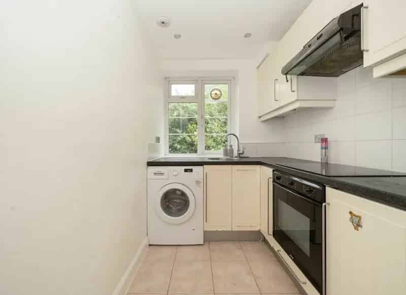 1-Bedroom Art Deco Apartment Near Kilburn Tube Station