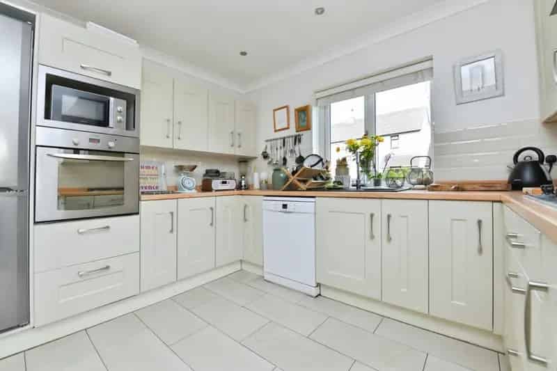 4 Bedroom House with Conservatory and Garage