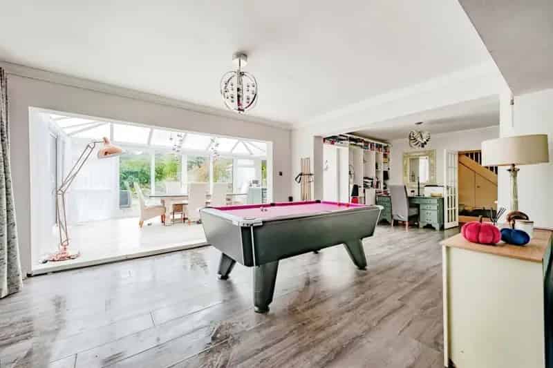 Six Bedroom Chalet Bungalow with Ample Parking and Private Garden
